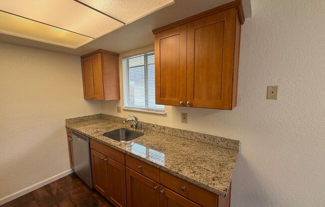 Charming 2 bed, 1 bath Lynnwood Condo, $1725/mo.