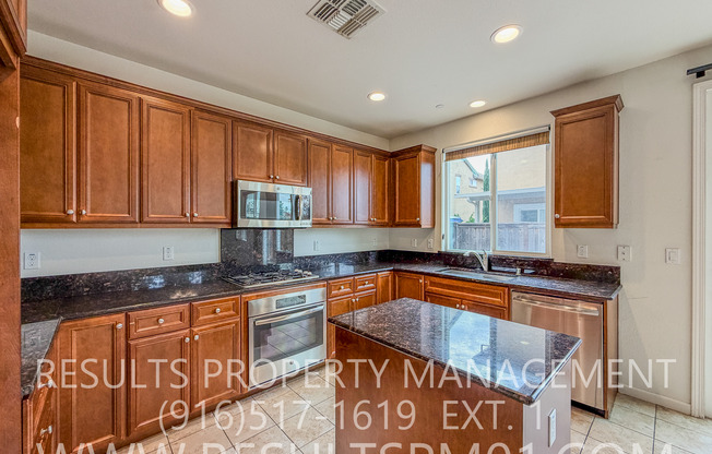 Beautiful and Spacious 5 Bed w Loft Home