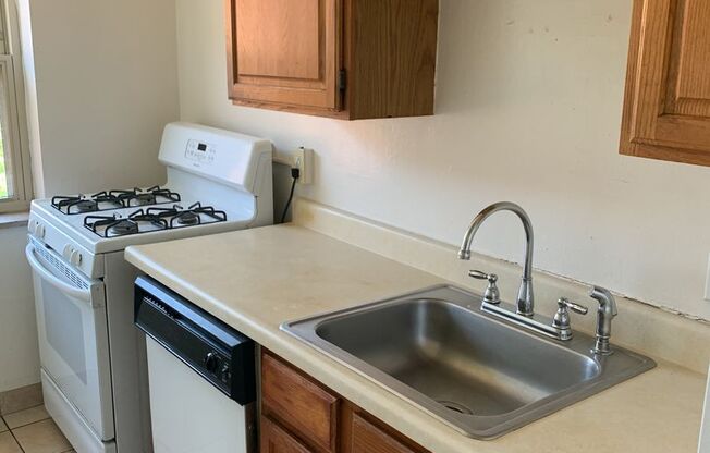 2 beds, 1 bath, $1,675, Unit C2