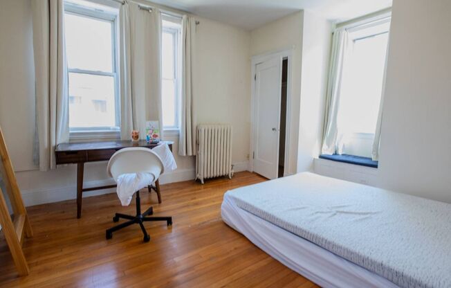 3 beds, 1 bath, $3,995, Unit 62 Egmont St. #6