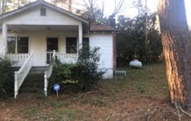 1032 HWY 54 W: Quaint & cozy 1BD, 1BA home that has lake view. Short distance to hospital, shopping, & restaurants. AVAILABLE NOW!