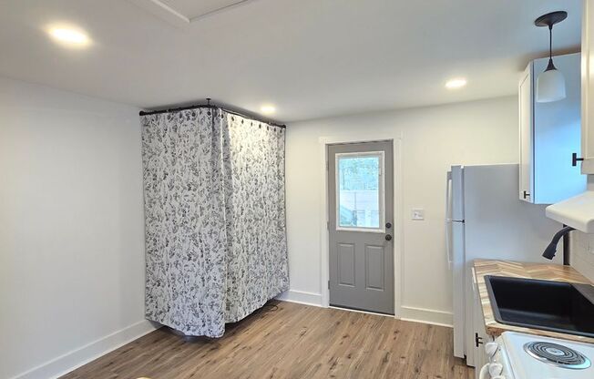 2 beds, 1 bath, $1,795