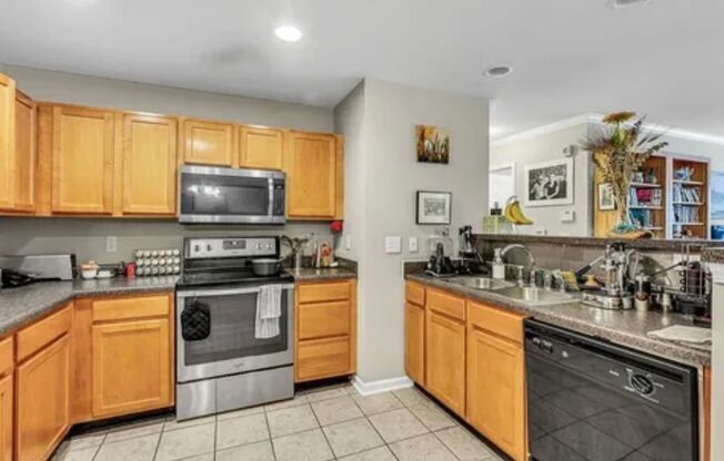 Wonderful updated 2 bedroom 2 bath condo on main level off Battleground ave in NW Greensboro