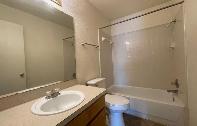 2 beds, 1.5 baths, 900 sqft, $825, Unit Apt B