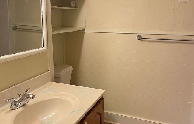 3 beds, 1 bath, $1,125, Unit 246 Union St. Apt. 2