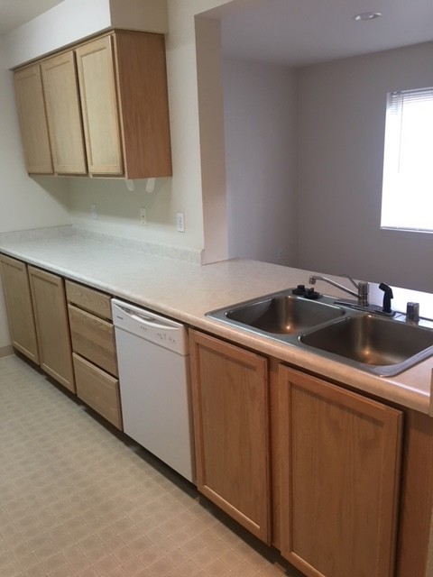 2 beds, 2 baths, 1,047 sqft, $1,600, Unit #28