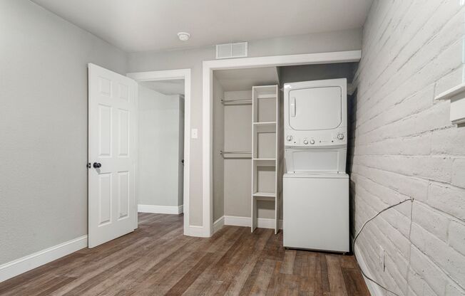 1 bed, 1 bath, 650 sqft, $895, Unit White Oaks #E