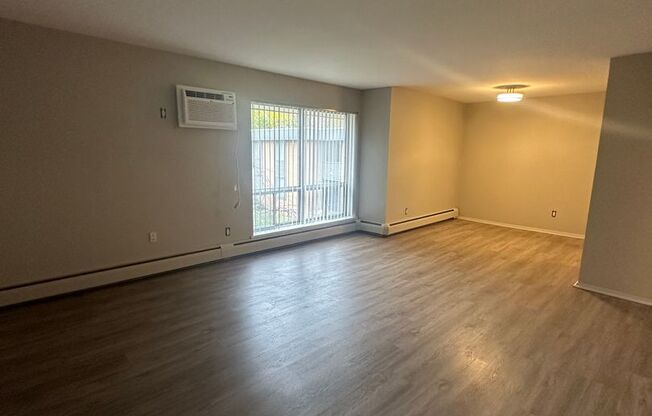 2 beds, 1 bath, 900 sqft, $1,350, Unit 214