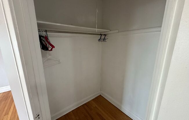 2 beds, 1 bath, 950 sqft, $1,700, Unit 3902-3A