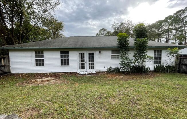 Lovely 3 Bedroom 2 Bath home in Deltona.  Large Yard.