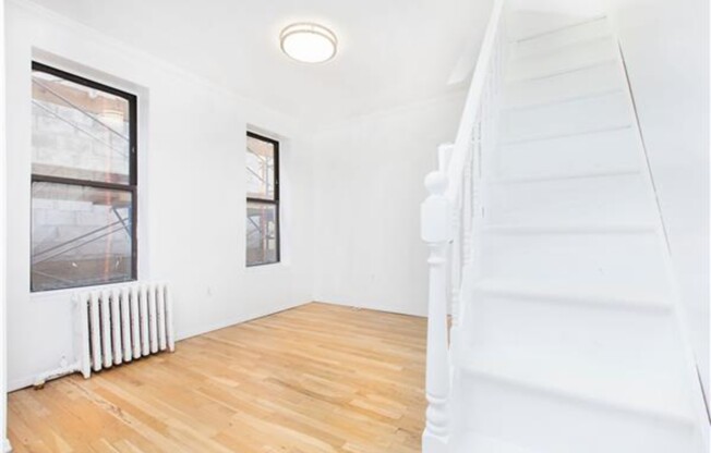 403 E 8 ST