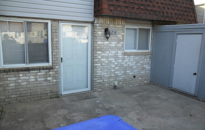 Very nice 2 bedroom 2.5 bath condo with POOL ACCESS - $950 Rent.  AVAILABLE 12 JUNE OR EARLIER JUNE!!