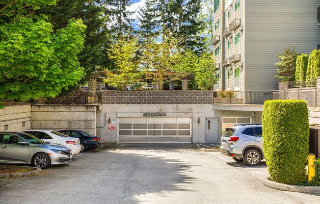Large 1 Bedroom with Built in Office Nook - Garage Parking