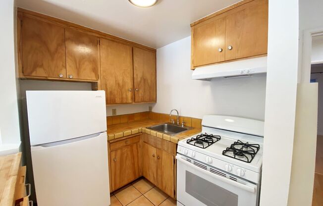 Ground floor 1BD/1BA Unit near Ashby BART; hardwood floors, extra storage space available