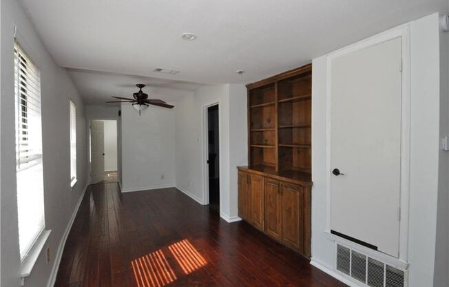 Fantastic Floorplan & Walking Distance To Restaurants and Stores