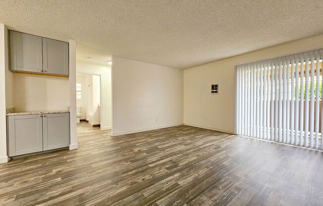 2 beds, 1 bath, 925 sqft, $2,245, Unit 017