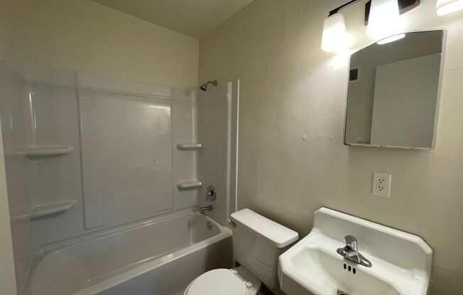 2 beds, 1 bath, $1,395