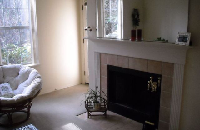 Charming 2BR 2BA Condo in great Bellevue location.
