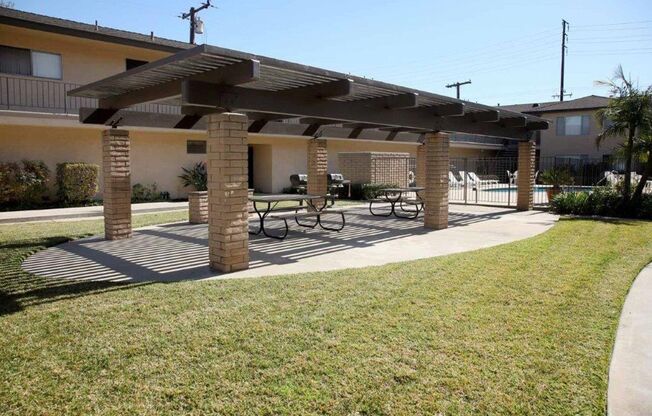 LA GRANADA APARTMENTS