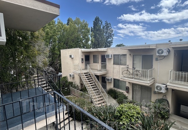 321 E TUJUNGA AVE