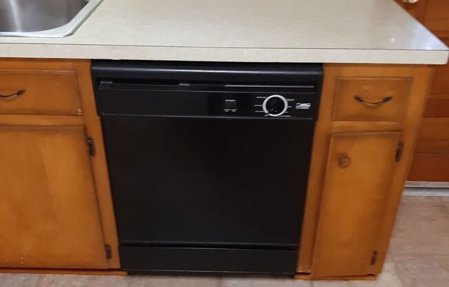 2 beds, 1 bath, 903 sqft, $1,170, Unit J-9