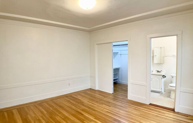 Top Floor Studio. Parking Available! High Ceilings! Great Location!