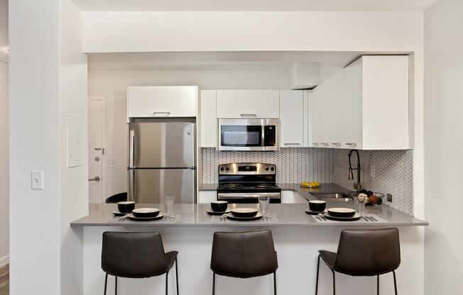 910 Penn - Stainless steel appliances in select units