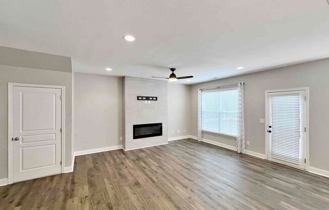 Gorgeous 3 BR/2.5 BA Townhome on Full Unfinished Basement in Woodstock!