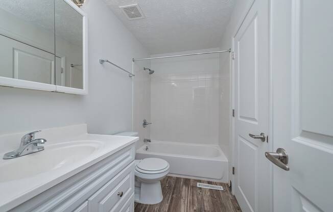 Bathroom With Bathtub at Millcroft Apartments and Townhomes, Milford, 45150