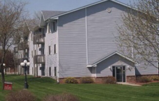 2 beds, 1 bath, 800 sqft, $885, Unit 400-03