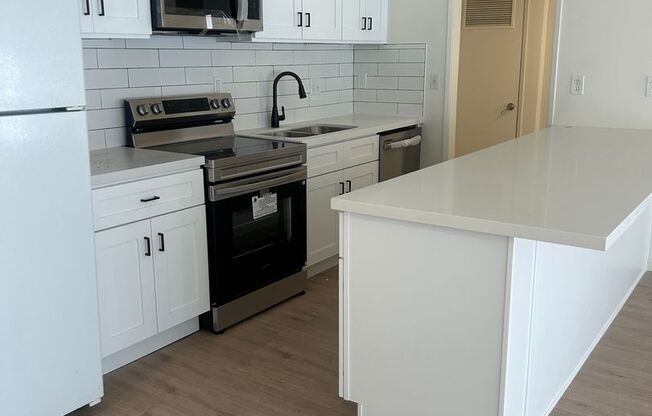 1 bed, 1 bath, $2,100, Unit 320