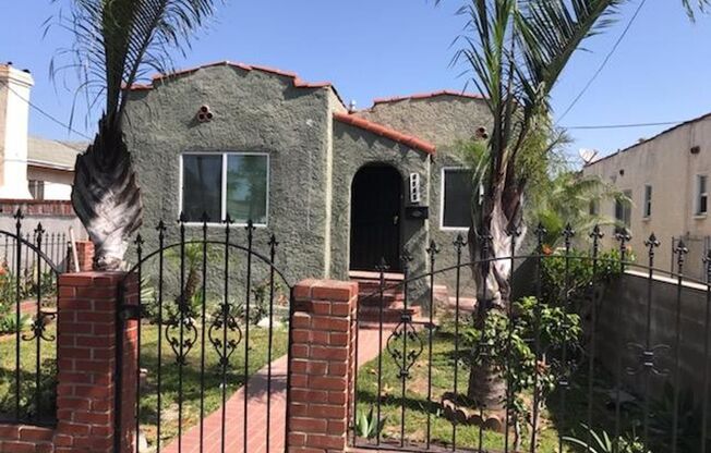 Beautifully remodeled 2 bed/2 bath home in Inglewood!