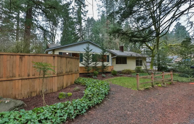 *15 days free rent!* Charming Mid-Century Ranch on a Large Lot in the Gorgeous Lake Grove Neighborhood!