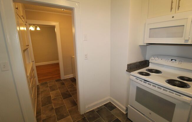 2 beds, 1 bath, $1,350, Unit 4007 BELL STREET