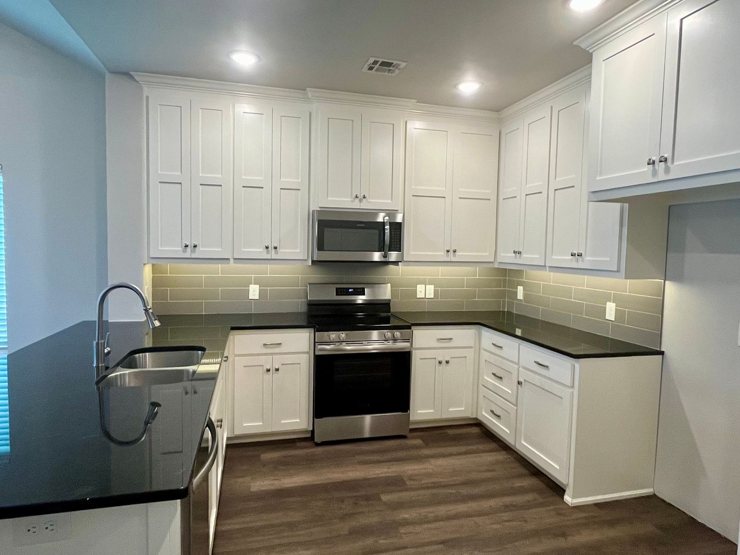 Beautiful 2 Bed 2 Bath!