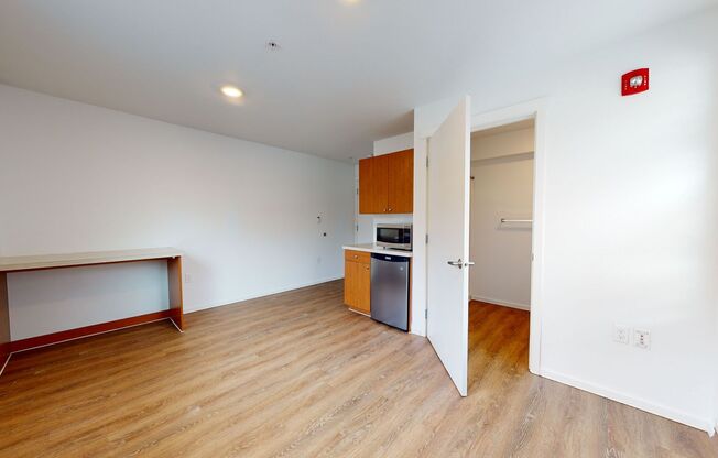 Studio, 1 bath, 180 sqft, $1,295, Unit 4400