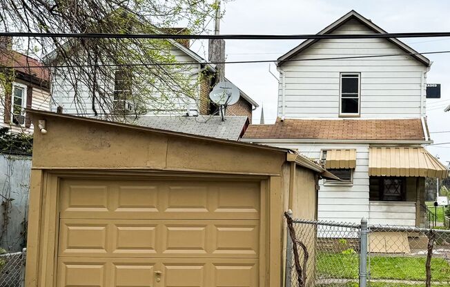 1ST MONTH FREE! 2 Bedroom home in McKees Rocks Available Now!