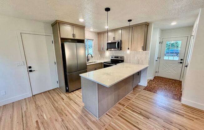 Freshly Remodeled 5bd/2.5bath Home w/ Daylight Basement in Heart of Multnomah Village