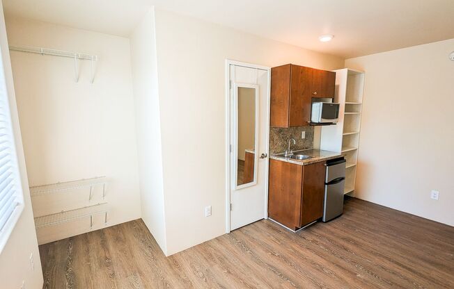 Studio, 1 bath, 160 sqft, $1,295, Unit 558