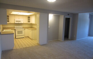 2 Bed 2 Bath Condo w/ Balcony, Tandem Garage Parking Spaces, Dishwasher, Walk-in Closet - Bluff Heights