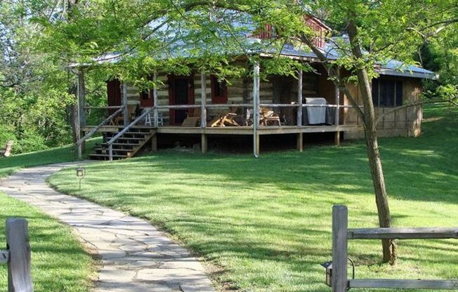 Stonecutters is a beautiful 1BR, 1 Ba cabin located 4 miles from downtown