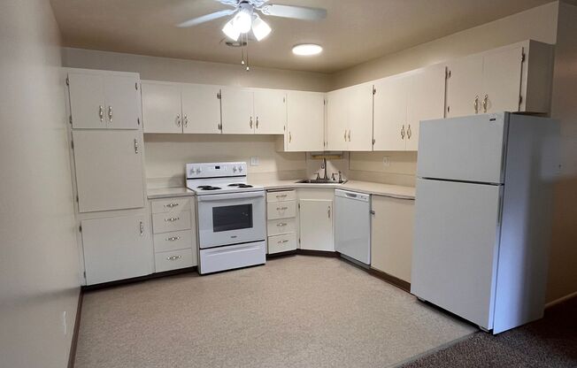 CLOSE-IN SE ::: Next to Park, Spacious, Pool & Great Location!!