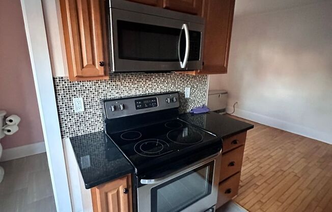 1 bed, 1 bath, $1,800, Unit 61 Monument Street