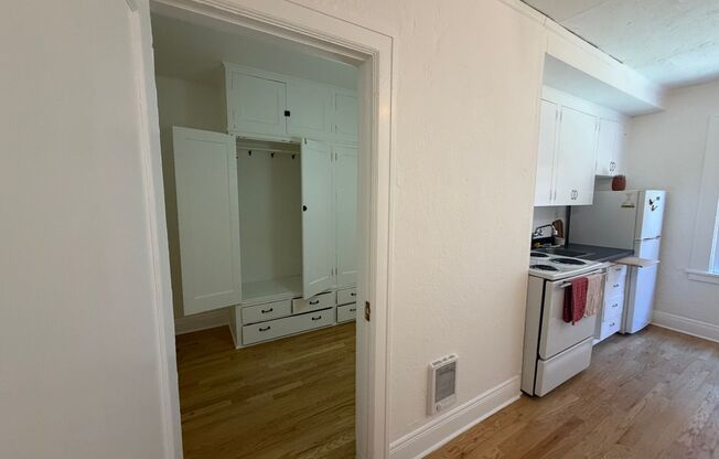 Studio, 1 bath, 320 sqft, $1,129, Unit 06