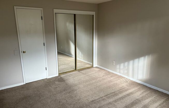 2 beds, 1 bath, 850 sqft, $1,200, Unit Unit #32