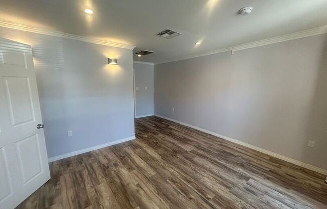 2823 HYPERION BLVD