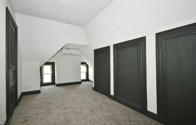 4 beds, 2 baths, $1,350, Unit Unit 2