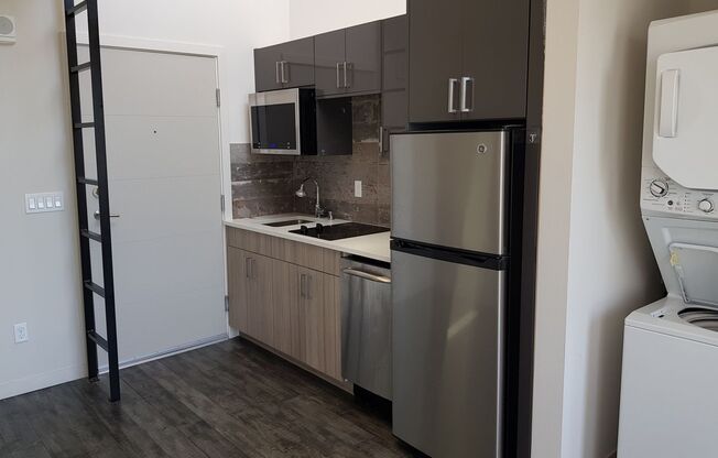 Modern Studio / Washer and Dryer in Unit! Great Location!