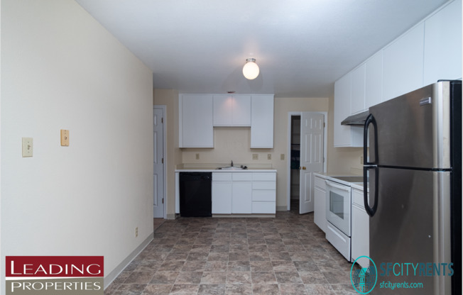 Richmond: 2 Bed 1.5 Ba Apartment w/ Laundry Onsite, Shared Yard & Garage Parking Included