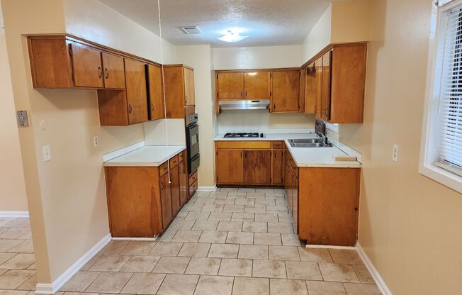 3 beds, 1 bath, $950